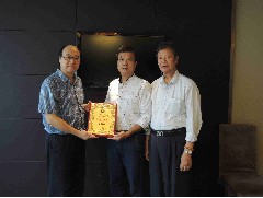 商會(huì)頒發(fā)委任狀予名譽(yù)會(huì)長梁球勝 (2016-08-28)